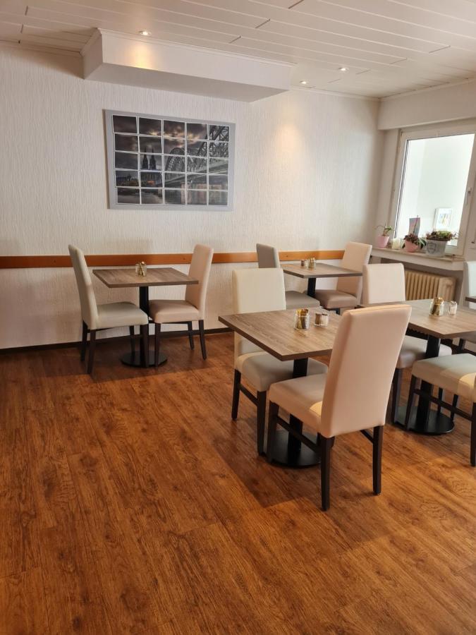 Airport Hotel Karsten Keulen Buitenkant foto