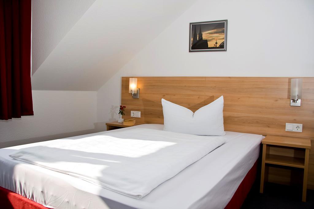 Airport Hotel Karsten Keulen Buitenkant foto