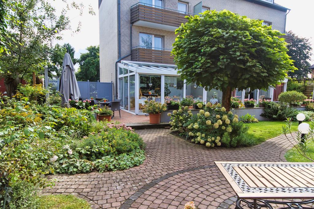 Airport Hotel Karsten Keulen Buitenkant foto
