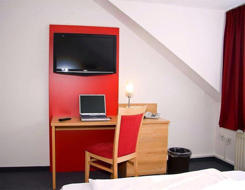 Airport Hotel Karsten Keulen Buitenkant foto